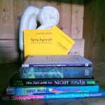 Ein Stapel Bücher zum Thema gendern, Sprache und nicht binräres Leben