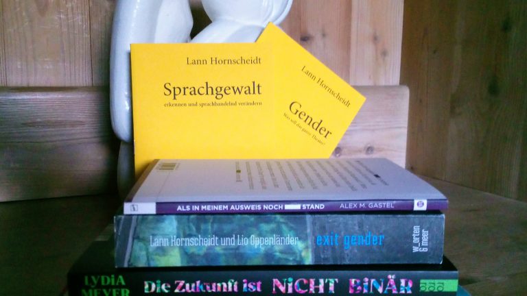 Ein Stapel Bücher zum Thema gendern, Sprache und nicht binräres Leben